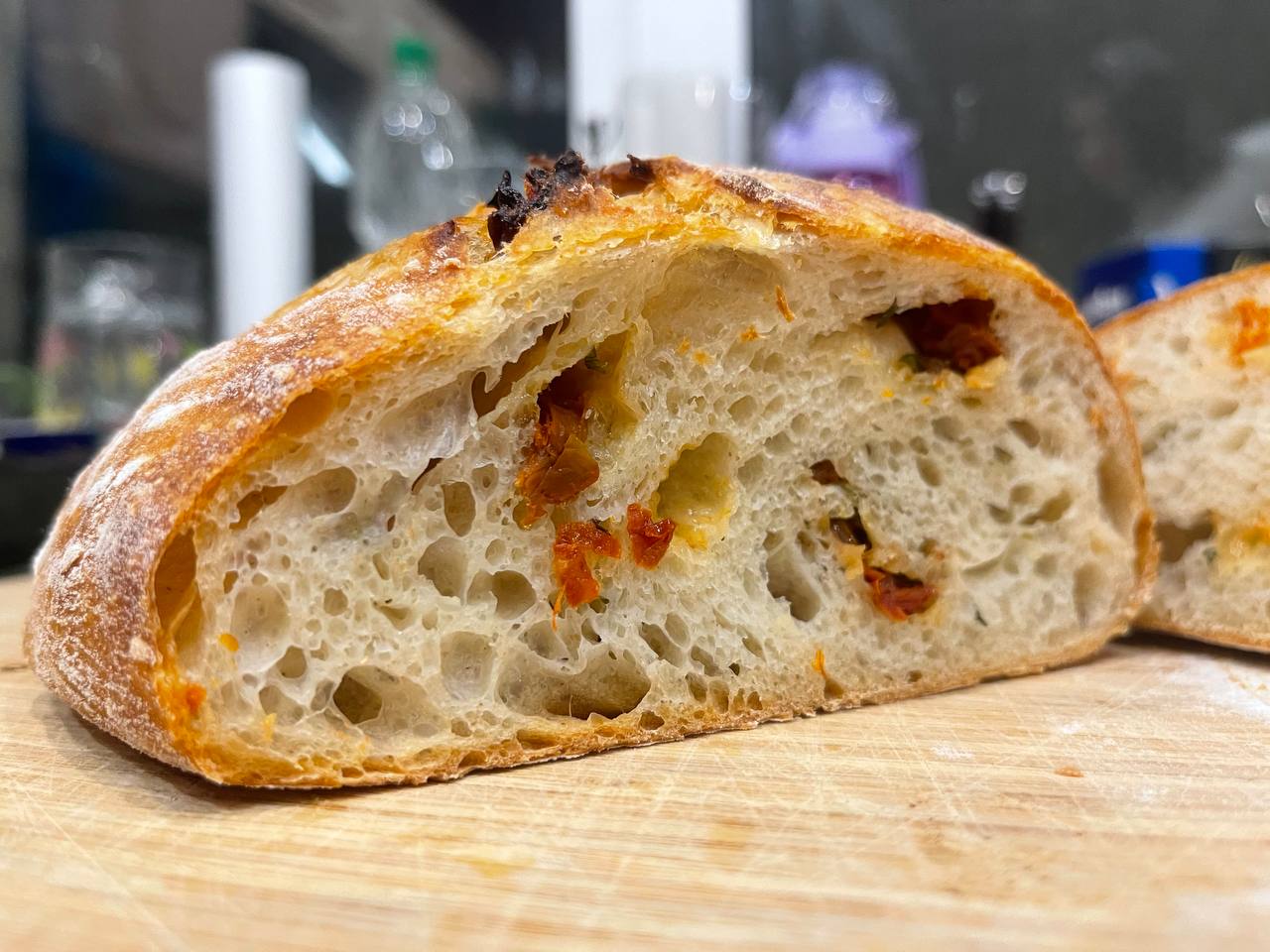 С вялеными томатами и базиликом L — хлеб на закваске, D&K Sourdough Южно-Сахалинск