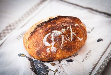 С вялеными томатами и базиликом S — хлеб на закваске, D&K Sourdough Южно-Сахалинск