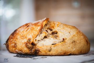 С вялеными томатами и базиликом L — хлеб на закваске, D&K Sourdough Южно-Сахалинск