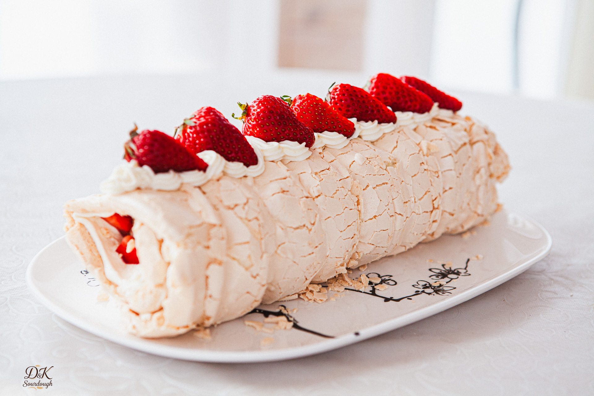 Меренговый рулет "D&K Sourdough" L — хлеб на закваске, пекарня D&K Sourdough, Южно-Сахалинск